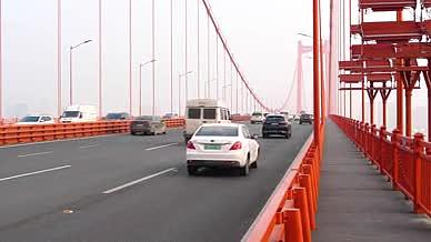 升格江上大桥繁忙交通车流车水马龙视频的预览图